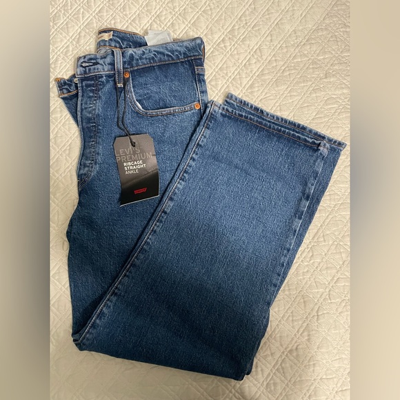 Levi’s Premium Ribcage Straight Ankle Jeans - Picture 3 of 4